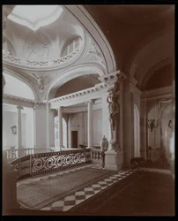 Górna klatka schodowa w rezydencji hrabiny De Ganay, Paryż, ok. 1900 (srebrny odbitka żelatynowa)